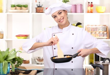 genç kadın Şef mutfak pişirme
