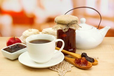 çay ve ev yapımı reçel, ahşap masa üzerinde hafif Kahvaltı