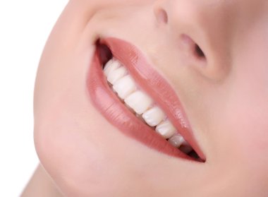 Beyaz arka plan üzerinde izole dişler ile gülümseyen kadın