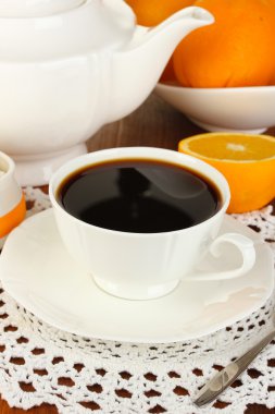 güzel beyaz yemek servisi ile portakal ahşap masa yakın çekim üzerinde