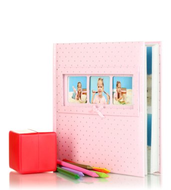 Bebek fotoğraf albümü üzerinde beyaz izole