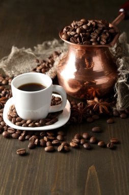 fincan kahve ve ahşap zemin üzerine pot