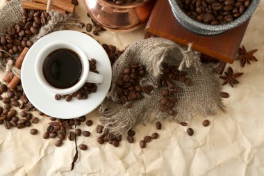 fincan kahve, pot ve bej renkli arka plan üzerinde değirmeni