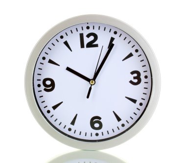 yuvarlak office saatin üzerinde beyaz izole
