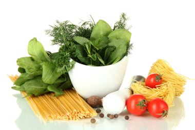 harç, makarna ve yeşil bitkiler, üzerinde beyaz izole bileşimi