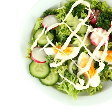 yumurta, salata yaprakları ve beyaz izole diğer sebzeler taze karışık salata