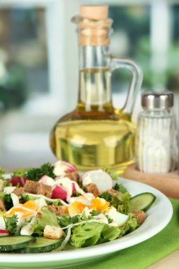 yumurta, salata yaprakları ve parlak zemin üzerine diğer sebzeler taze karışık salata