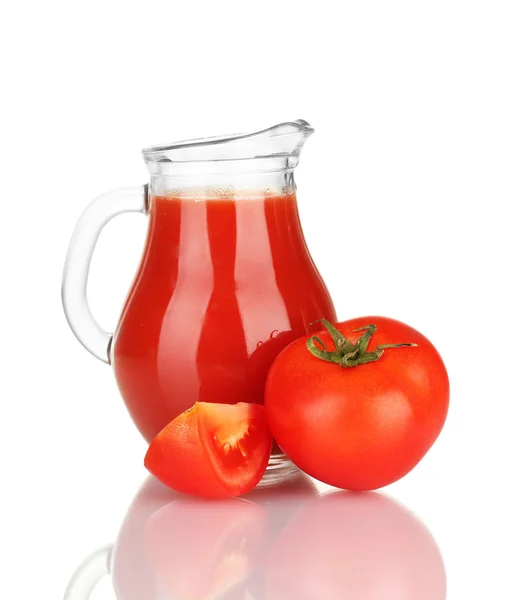 Pot plein de jus de tomate, isolé sur blanc — Photo