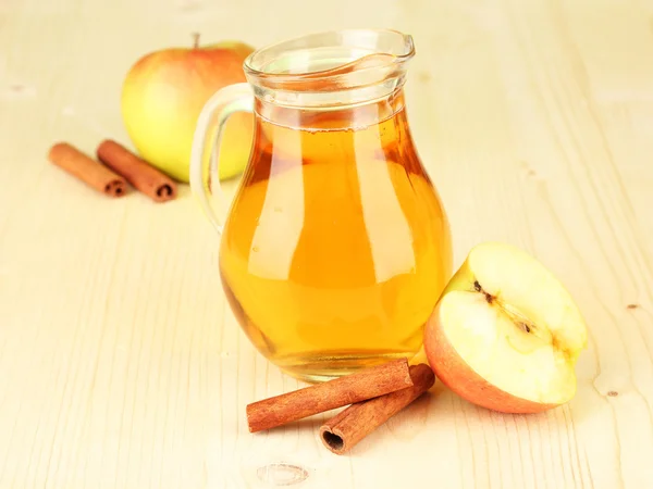 Volledige kruik van appelsap en apple op houten achtergrond — Stockfoto