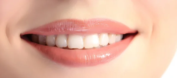 与白色背景上孤立的牙齿微笑的女人 — 图库照片