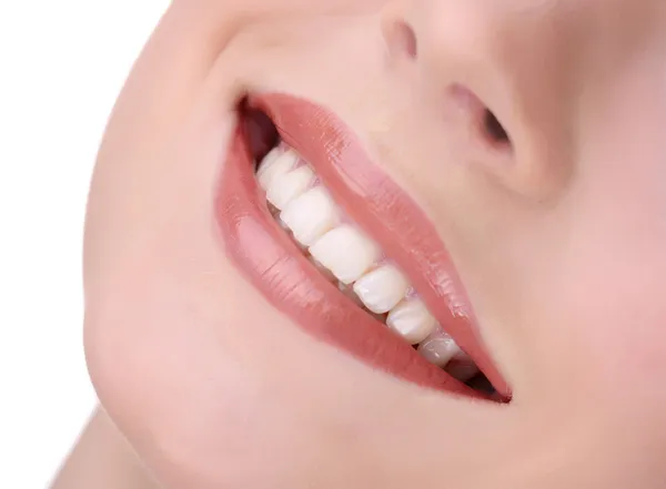 Mujer sonriendo con dientes aislados sobre fondo blanco —  Fotos de Stock