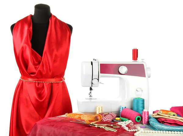 Máquina de coser, maniquí y otros equipos de costura aislados en blanco — Foto de Stock