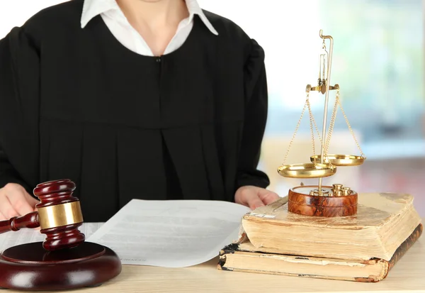 Rechter zitten aan tafel tijdens rechtszittingen op kamer achtergrond — Stockfoto