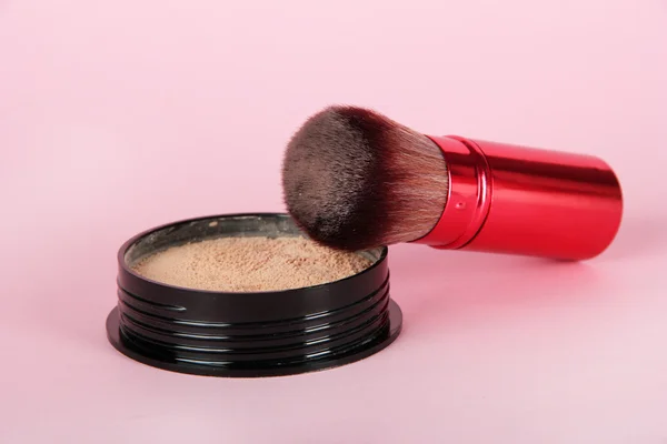 Powder and brush on pink background — Stock Photo, Image