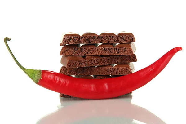 Pure chocolade met chilipeper, geïsoleerd op wit — Stockfoto