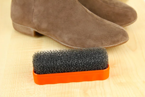 Brosse pour chaussures en daim, sur fond en bois — Photo