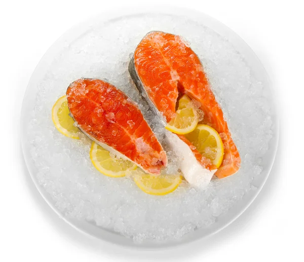 Morceaux de poisson rouge sur glace dans une assiette isolée sur blanc — Photo