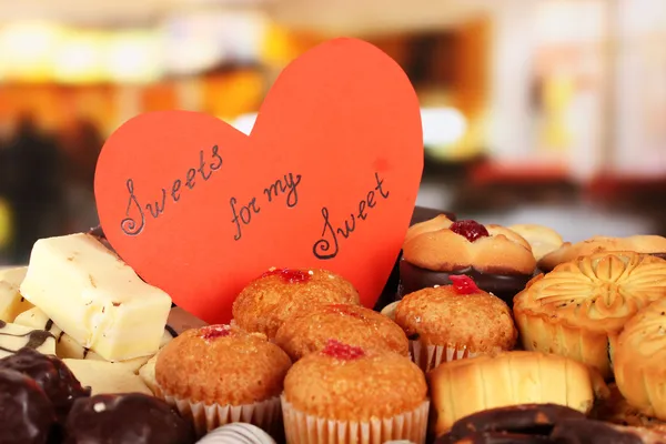 Sweet cookies with valentine card on table in cafe — Stock Photo, Image