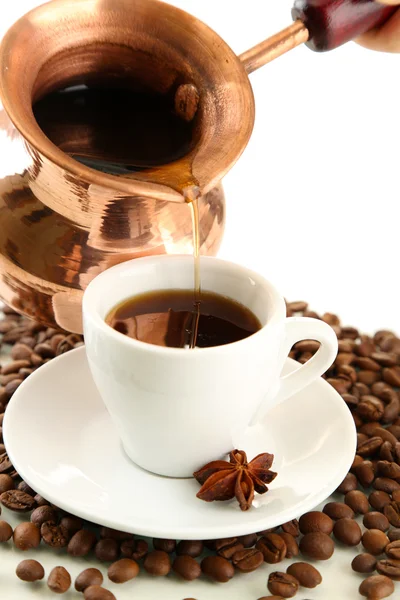 Taza y olla de café y granos de café, aislados en blanco —  Fotos de Stock