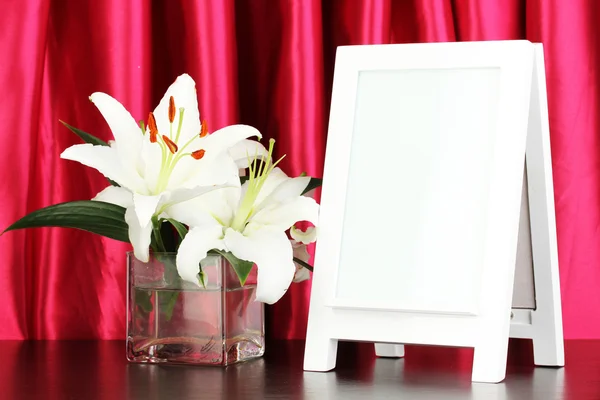 Marco de fotos blanco para la decoración del hogar en el fondo de cortinas — Foto de Stock