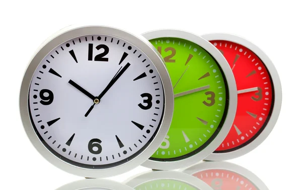 Relógios de escritório redondos isolados em branco — Fotografia de Stock