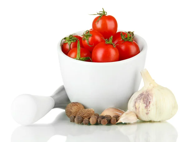 Mortel met tomaten, kruiden, geïsoleerde op wit — Stockfoto