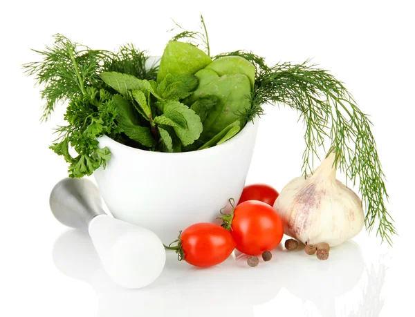 Samenstelling van de mortel, tomaten en groene kruiden, geïsoleerd op wit — Stockfoto