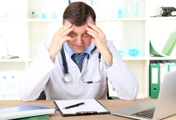 Arzt arbeitet am Schreibtisch — Stockfoto