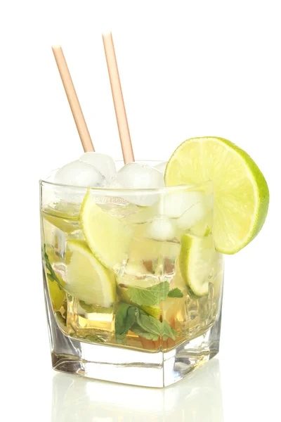 Glas Cocktail mit Limette und Minze isoliert auf weiß — Stockfoto