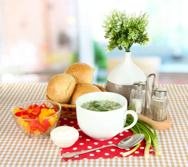 Geurige soep in cup op tafel in keuken — Stockfoto