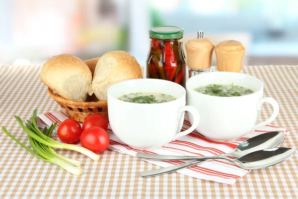 Geurige soep in koppen op tafel in keuken — Stockfoto