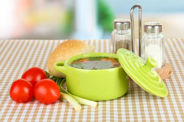 Ароматный суп в кастрюле на столе на кухне — стоковое фото