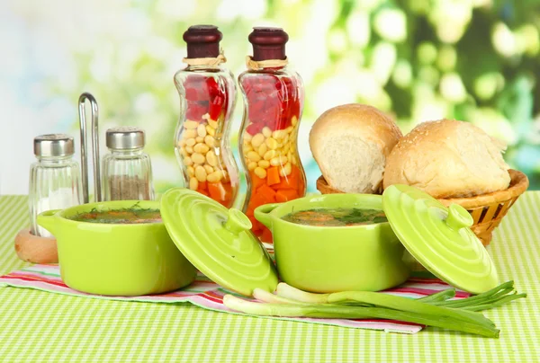 Voňavá polévka v pánve na stole v zahradě — Stock fotografie