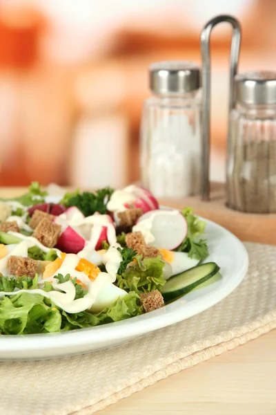 Свіжий змішаний салат з яйцями, листям салату та іншими овочами на яскравому фоні — стокове фото