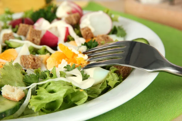 Ensalada mixta fresca con huevos, hojas de ensalada y otras verduras, sobre fondo brillante — Foto de Stock