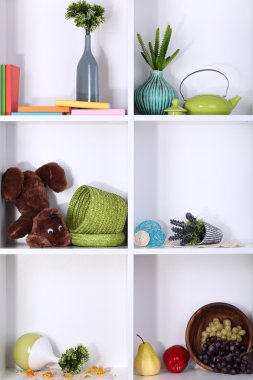güzel beyaz raf ile dağınık farklı ev ilgili nesneleri