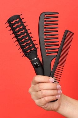 renkli arka plan üzerinde kadın elinde üç taraklar