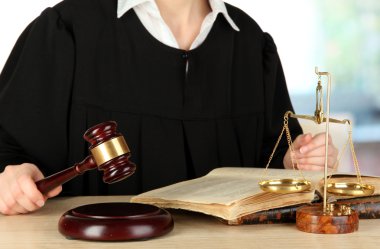 Oda zemin üzerine mahkeme duruşma sırasında masada oturan yargıç
