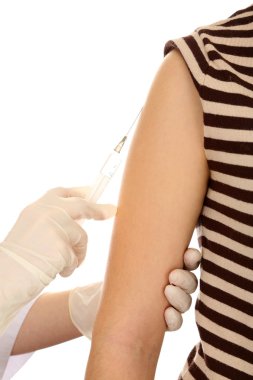 Doktor hasta omzundan, üzerinde beyaz izole bir aşı holding şırınga