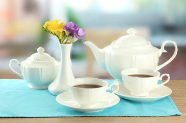 ahşap masa üstünde güzel çay servisi