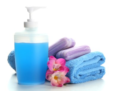 şişe, sabun ve havlu, beyaz izole