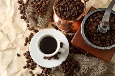 fincan kahve, pot ve bej renkli arka plan üzerinde değirmeni