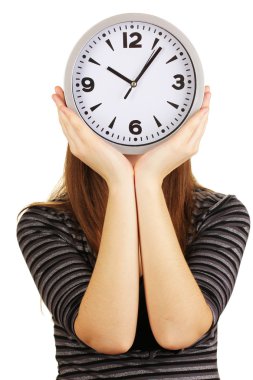 Kız holding saatin üzerinde beyaz izole yüz üzerine
