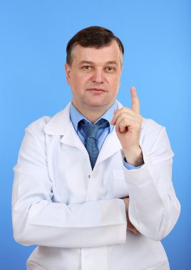 mavi zemin üzerine tıp doktoru