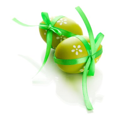 yay, üzerinde beyaz izole ile parlak Paskalya yumurtaları