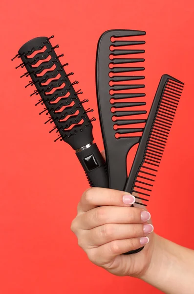 renkli arka plan üzerinde kadın elinde üç taraklar