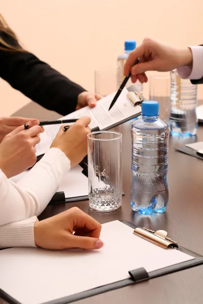 Primo piano delle mani d'affari durante il lavoro di squadra — Foto Stock