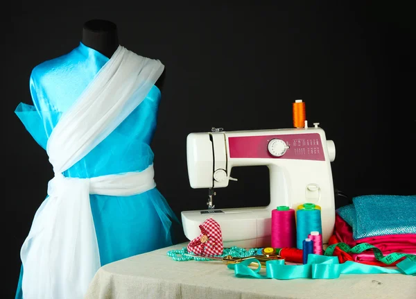 Máquina de coser, maniquí y otros equipos de costura aislados en negro — Foto de Stock