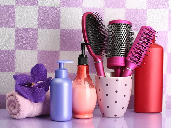 Szczotki włosy i butelki kosmetyczne w łazience — Zdjęcie stockowe