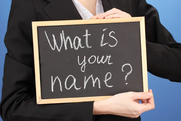 Молодая женщина держит табличку Как тебя зовут  ? — стоковое фото
